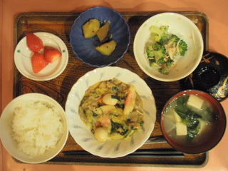 きょうのお昼ご飯は、八宝菜、胡麻和え、大学芋煮、味噌汁、果物でした。