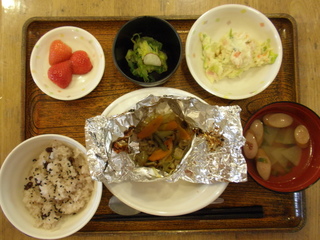 今日のお昼ご飯は、お赤飯、鶏肉の香味焼き（アルミホイールに包まれています）、ポテトサラダ、浅漬け、スープ、果物です。
