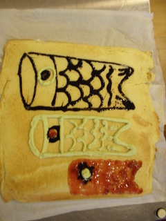 今日のおやつは、大判ホットケーキに、鯉のぼりを描いた驚きの作品（？）です。もちろん、みんなで切り分けました。