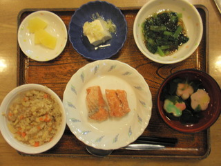きょうのお昼ご飯は、豚肉と筍のおこわ、鮭のころころ揚げ、酢の物、ねぎ塩やっこ、お吸い物、果物でした。