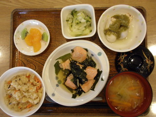今日のお昼ご飯は、鶏肉と筍のおこわ、鮭のなると煮、山椒味噌田楽、酢の物、味噌汁、果物でした。