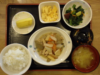 今日のお昼ご飯は、筑前煮、和え物、炒り卵、味噌汁、果物でした。