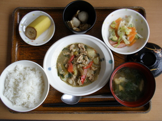 今日のお昼ご飯は、豚ののり炒め、野菜サラダ、里芋煮、味噌汁、果物でした。