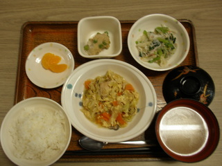 きょうのお昼ご飯は、親子煮、おろし和え、里芋のみそ煮、味噌汁、果物でした。