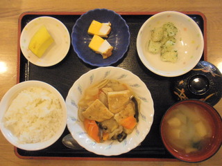 きょうのお昼ご飯は、がんもと根野菜の煮物、はんぺんのピカタ、青のりポテト、味噌汁、果物でした。