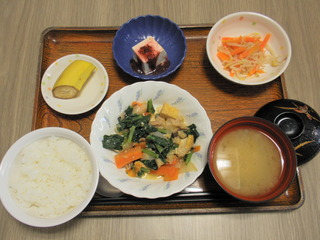 きょうのお昼ご飯は、豚肉と厚揚げの味噌炒め、梅香味奴、ナルム、味噌汁、果物でした。
