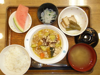 今日のお昼ご飯は、野菜のそぼろあん、含め煮、大根のナムル、味噌汁、果物でした。