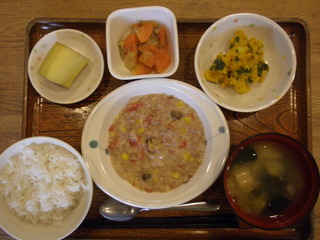 きょうのお昼ご飯は、挽肉とコーンのクリーム煮、サラダ、じゃこ人参、味噌汁、果物でした。