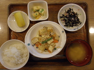 きょうのお昼ご飯は、厚揚げと筍の炒めもの、炒り卵、酢物、味噌汁、果物でした。