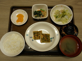 きょうのお昼ご飯は、松風焼き、煮物、甘酢和え、お吸い物、果物でした。