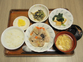 きょうのお昼ご飯は、和風ポトフ、ひじき和え、厚揚げ煮、味噌汁、果物でした。