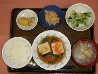 きょうのお昼ご飯は、豆腐の野菜あんかけ、炒りおから、煮物、みそしる、くだものでした。