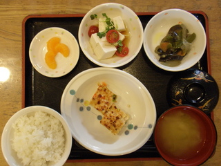 今日のお昼ご飯は、枝豆入りハンバーグ、豆腐サラダ、みそ炒め、味噌汁、果物でした。