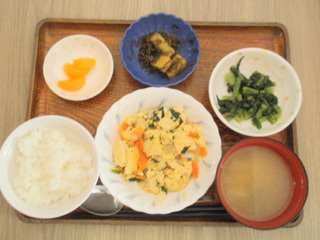 きょうのお昼ご飯は、高野豆腐の卵とじ、梅和え、煮物、味噌汁、果物でした。