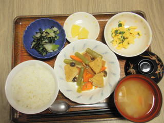 きょうのお昼ご飯は、炊き合わせ、炒り卵、浅漬け、味噌汁、果物でした。