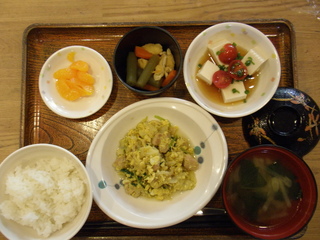 今日のお昼ご飯は、カレー風味の親子煮、トマトの和風サラダ、煮物、味噌汁、果物でした。