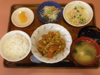 きょうのお昼ご飯は、鶏肉と大豆のカレー煮、サラダ、甘酢和え、味噌汁、果物でした。