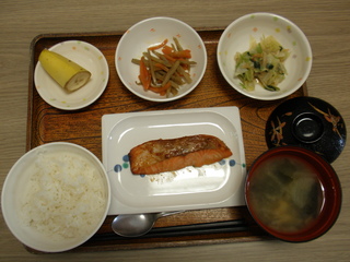 今日のお昼ご飯は、鮭の山椒焼き、なめたけ和え、きんぴら、味噌汁、果物です。