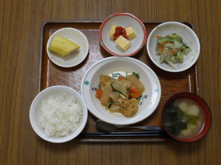 きょうのお昼ご飯は、がんもと野菜の含め煮、みそマヨ和え、はんぺんのピタカ、味噌汁、果物でした。