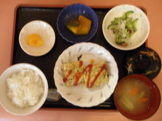 きょうのお昼ご飯は、ツナハンバーグ、サラダ、含め煮、味噌汁、果物でした。