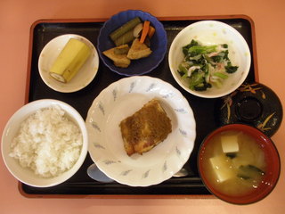 きょうのお昼ご飯は、鰆の木の芽焼き、おろし和え、含め煮、味噌汁、果物でした。