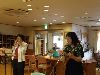 今日のボランティアさんは、ウクレレ・アルモシスターズの阿久澤さんと大崎さんです。賛美歌の好きなご利用者さんに合わせて、賛美歌を演奏して頂きましてありがとうございます。
