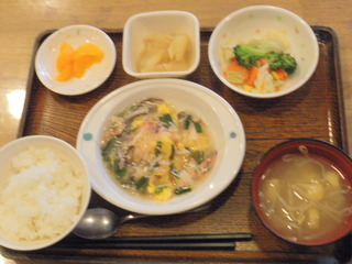 きょうのお昼ご飯は、中華風あんかけオムレツ、温野菜、煮物、味噌汁、果物でした。