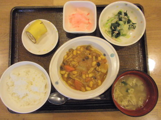 今日のお昼ご飯は、鶏肉と大豆のカレー煮、サラダ、即席煮、味噌汁、果物でした。