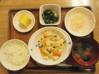 きょうのお昼ご飯は、高野豆腐の卵とじ、梅おかか和え、大根のくず煮、味噌汁、果物でした。