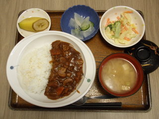 きょうのお昼ご飯は、ハヤシライス、卵サラダ、浅漬け、味噌汁、果物でした。
