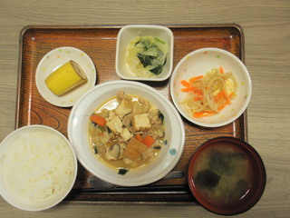 今日のお昼ご飯は、豚肉と厚揚げの味噌炒め、華風和え、煮浸し、味噌汁、果物でした。