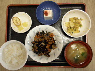 きょうのお昼ご飯は、磯炒め、和え物、梅味味奴、味噌汁、果物でした。