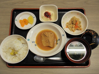 きょうのお昼ご飯は、鯖の煮付け、炒りおから、梅香味奴、味噌汁、果物でした。