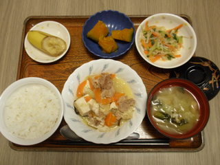 きょうのお昼ご飯は、肉豆腐、酢みそ和え、含め煮、味噌汁、果物でした。