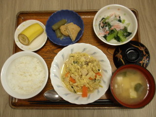 今日のお昼ご飯は、親子煮、おろし和え、煮物、味噌汁、果物でした。