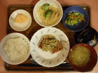 きょうのお昼ご飯は、和風ミートローフ、かぼちゃ煮、春雨の酢の物、味噌汁、くだものでした。
