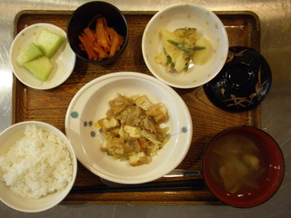 今日のお昼ご飯は、豚肉と野菜の塩炒め、和え物、人参ときゅうりの甘酢和え、酢の物、味噌汁、果物でした。にんじんの甘みが好評でした。