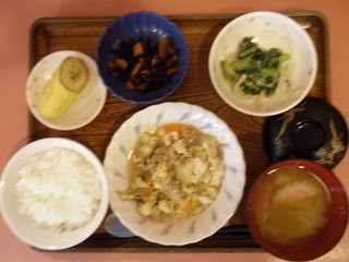 きょうのお昼ご飯は、豆腐と豚肉のチャンプルー、煮物、和え物、味噌汁でした。