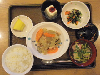 きょうのお昼ご飯は、豚肉と根野菜の煮物、ひじきサラダ、冷奴、味噌汁、果物でした。