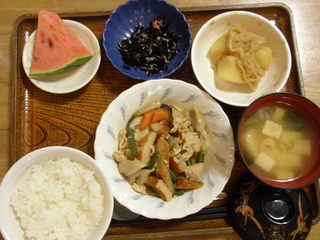 きょうのお昼ご飯は、筑前煮、じゃが煮、ひじきの酢の物、味噌汁、くだものでした。