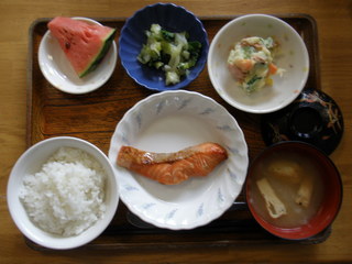 きょうのお昼ご飯は、焼き魚、ポテトサラダ、青じそ和え、味噌汁、くだものでした。