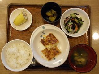 今日のお昼ご飯は、豆腐ハンバーグ、ひじきサラダ、大学芋煮、味噌汁、果物でした。ひじきサラダが、さっぱりしていて好評でした。