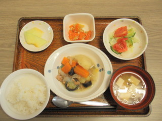 今日のお昼ご飯は、夏野菜のスープ煮、サラダ、人参のそぼろ煮、味噌汁、果物でした。