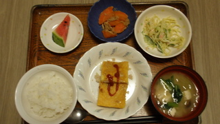 きょうのお昼ご飯は、肉ポテトのピカタ、サラダ、ツナ人参、味噌汁、くだものでした。
