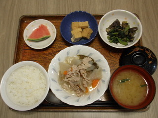 きょうのお昼ご飯は、和風ポトフ、ひじき和え、厚揚げ煮、味噌汁、果物でした。