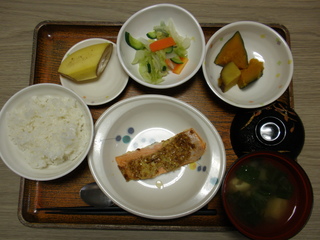 今日のお昼ご飯は、鮭のマヨマスタード焼き、野菜甘酢和え、煮物、味噌汁、果物です。