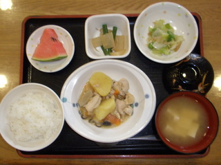 今日のお昼ご飯は、吉野煮、和え物、じゃこ人参、味噌汁、果物でした。