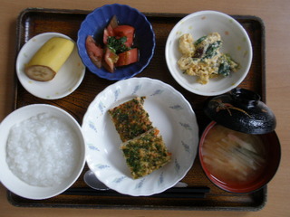 きょうのお昼ご飯は、松風焼き、白和え、冷やしトマト、味噌汁、果物でした。