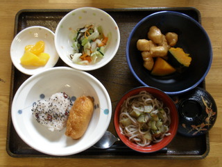 きょうのお昼ご飯は、お稲荷さんと赤飯、おそば、鶏肉とカボチャの炊き合わせ、和え物、果物でした。おにぎりは、ハートの形をしています。