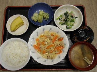 きょうのお昼ご飯は、豚肉と人参の卵とじ、おろし和え、青のりポテト、味噌汁、果物でした。